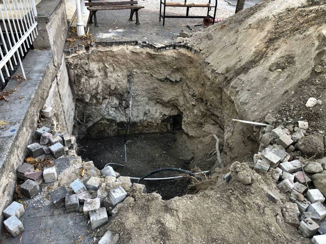 Görevli gibi giyinip sokağı kazdılar: Çıkanlar hayrete düşürdü! Borulara zarar verince gerçek ortaya çıktı 6